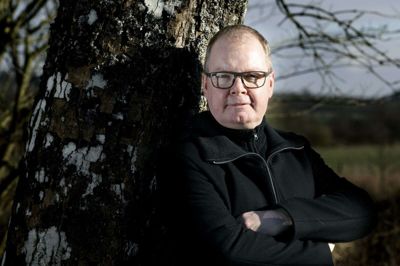 Henrik Engedahl (V), formand Teknik- og miljøudvalget:
- Jeg tænker meget over, hvad jeg gør på de sociale medier og undgår gerne debatter på Facebook, som jeg egentligt godt kunne have haft, hvis jeg mødte en person på gaden eller hos købmanden. Dem tager jeg ikke på Facebook. Det, at man ikke kan se hinanden i øjnene, se, at man sårer hinanden, det giver risiko for, at tingene løber skævt. Og det går meget hurtigt. Samtaler om politiske emner, som man kunne have på gaden, egner sig ikke til Facebook, for min erfaring er, at sandsynligheden for, at det ender dårligt, er for stor. Mange har intet filter. Hvis nogle tror, at det er på Facebook, man diskuterer de store politiske emner, så kan de godt lægge den tanke i graven. Men demokratiet lever stadig i bedste velgående - vi taler med alle mennesker hele tiden.