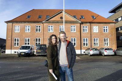 Tandlægeparret Kristina og Mads Dissing Bojer åbner snart tandlægeklinik i den tidligere Spar Nord-bygning med facade til torvet i Ikast. Den markante bygning har også tidligere været rådhus og politistation. Foto: Tom Laursen