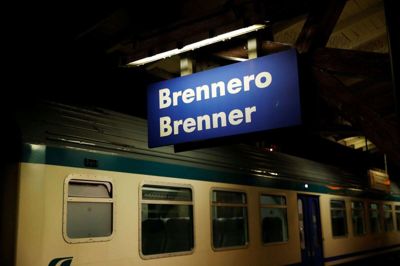 Et tog blev søndag aften tilbageholdt på stationen Brennero-Brenner i Italien på mistanke om, at to passagerer var smittet med coronavirus. Det viste sig dog at være falsk alarm.