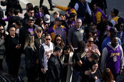 Flere timer før mindeseancens begyndelse tog fans plads foran Staples Center i Los Angeles.