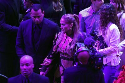 Sangerinde Jennifer Lopez, der optrådte ved dette års Super Bowl, ankom til mindehøjtidligheden med sin mand, baseball-spiller Alex Rodriguez.