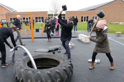En del af byrådet var mødt frem til indvielsen, og her blev det blandt andet til en ulige kamp mellem borgmester Ib Lauritsen (V) og konservative Kirsten York Helms i at banke dæk. Foto: Henrik Ole Jensen