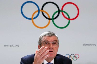 IOC-præsident Thomas Bach afventer fortsat udviklingen med spredningen af coronavirus, inden der tages beslutninger om afviklingen af sommer-OL i juli og august. (Arkivfoto)