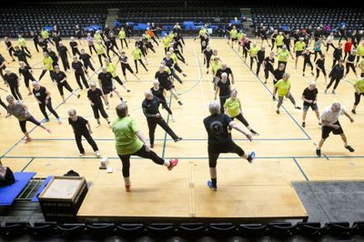 Imponerende så det ud, da gymnaster fra Ikast og Spentrup fyldte halgulvet i Ikast-Brande Arena. Det er medlemmer af Ikast Senior Sport i de sorte dragter, mens Spendrup var iført grønne trøjer. Foto: Tom Laursen