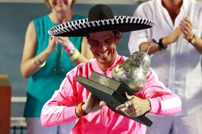 Rafael Nadal havde det store smil, og sombrero på, da han blev hyldet som vinder af årets ATP-turnering i mexicanske Acapulco.