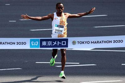 Birhanu Legese krydser målstregen i årets udgave af Tokyo Marathon, hvor både feltet og tilskuerantallet var voldsomt reduceret på grund af coronavirusfrygt.