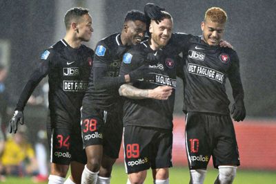 Ronnie Schwartz (nummer to fa højre) scorede sit første FCM-mål i sejren over Hobro. På mandag venter et opgør mod SønderjyskE. Foto: Henning Bagger/Ritzau Scanpix