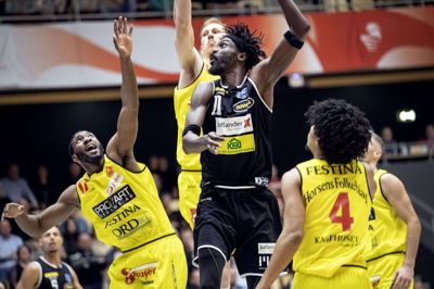 Bakken Bears, der er klædt i sort, er klar til semifinalen i Fiba Europe Cup. (Arkivfoto)