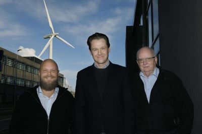 EU-politiker Niels Fuglsang (S) var både imponeret og stolt over at være dansk efter besøget på Siemens Gamesa. Her flankeret af til venstre byrådspolitiker i Ikast-Brande Kommune Kasper Pauli Pedersen (S) og kredsformand for Socialdemokratiet i Ikast-Brande, Tage Olsen. foto: henrik ole jensen