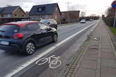 2020 byder på en markant ændring af Stensbjerg Allé i Ikast. Vejen skal have nyt asfaltslidlag, og fortovet skal renoveres. I den forbindelse flyttes kantstenen, så de nuværende cykelbaner bliver til regulære cykelstier. Foto: Thomas Vang Nielsen