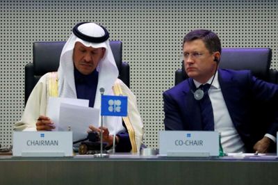 Mødet i Opec+ i Wien, der talte medlemslandene i de olieeksporterende landes organisation og Rusland, skulle rette op på de skader på olieprisen, som coronavirus har medført. Men der var kold luft mellem den saudiske energiminister, prins Abdulaziz bin Salman (tv), og hans russiske kollega, Aleksander Novak (th).