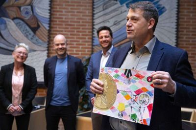 Dette kreative værk - som vises frem af borgmester Ib Lauritsen (V) - er begået af »Lilli og Lilje, 3. C. Østre Skole«. Maleriet er udvalgt som Ikast-Brande Kommunes officielle bidrag til en fælleskommunal folkegave i anledning af dronning Margrethes 80-årsfødselsdag. Foto: Tom Laursen