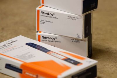 Salg af medicin fra blandt andet Novo Nordisk, som disse pakker med NovoLog på et apotek i Utah, USA, har været med til at holde dansk eksport i topform. Og salget til udlandet startede også godt i 2020.