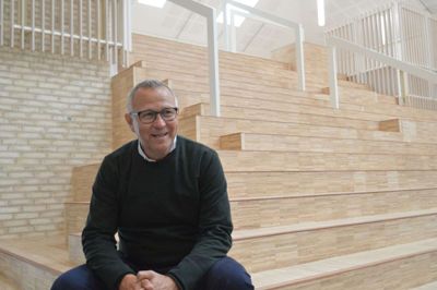 Søren Kristiansen er sprunget ud i en ny tilværelse efter 28 år som direktør og medejer af entreprenørvirksomheden KPC i Herning. Blandt de mange byggerier, han sammen med KPC har »på samvittigheden«, er Hjertet i Ikast, hvor han her er fotograferet, samt højhuset Papirtårnet i Silkeborg. Foto: Laila Kempel