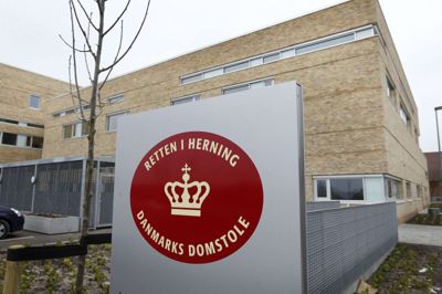Den 47-årige kvinde fra Bording, som onsdag blev anholdt i forbindelse med en større politiaktion i det midtjyske, modtog en straksdom på 30 dages fængsel og udvisning. Hun blev varetægtsfængslet umiddelbart efter grundlovsforhøret. Foto: Flemming Hansen
