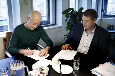 Borgmester Ib Lauritsen (V) underskriver aftalen om den konkrete levering af hjemme- og sygepleje efter den hollandske Buurtzorg-model med Bjørn Kassøe Andersen (t.v.), direktør i den socialøkonomiske virksomhed Lokalpleje Danmark. Foto: Flemming Hansen