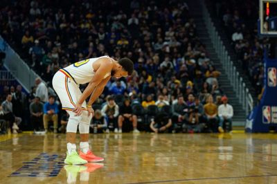 Stephen Curry kan ikke få lov at vise sine evner foran holdets fans i kampen mod Brooklyn Nets.