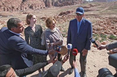 Norges kong Harald og dronning Sonja taler med journalister under deres nylige statsbesøg til Jordan.