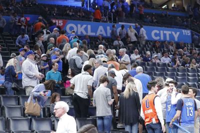 Tilskuere til NBA-kampen mellem Oklahoma City Thunder og Utah Jazz forlader arenaen, efter at kampen blev aflyst lige inden starten.