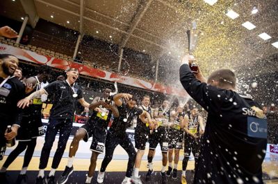 Bakken Bears vandt i februar den danske pokalturnering. Det aarhusianske hold har været bedst indtil videre i denne sæson i Basketligaen, der nu suspenderes frem til slutningen af marts.