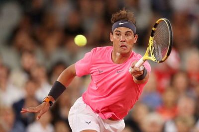 Spanieren Rafael Nadal og de øvrige tennisstjerner på herresiden kommer ikke i aktion i de næste seks uger.