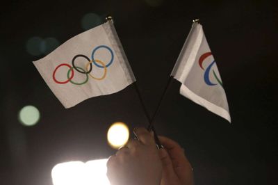 OL i Tokyo 2020 skal efter planen fortsat afholdes til sommer, melder Japans OL-minister og arrangørerne natten til fredag dansk tid, efter at USA's præsident, Donald Trump, har foreslået at man udskyder legene et år som følge af udbruddet af coronavirus.