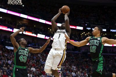 Zion Williamson (i midten) vil dække de økonomiske tab, som medarbejderne i arenaen i New Orleans kommer til at lide på grund de mange aflysninger grundet coronavirus. (Arkivfoto)