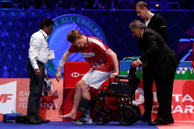 Anders Antonsen forlod sin semifinale ved All England i kørestol, men det lader til, at han ikke har brækket noget i foden.