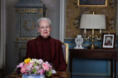 Dronning Margrethe har i en tv-tale, der blev sendt tirsdag aften, gjort det klart, at alle bør følge myndighedernes råd. Hun kaldte det blandt andet "hensynsløst" ikke at undgå at samle i større forsamlinger.