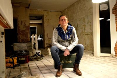 Thomas Mikkelsen er så småt gået i gang med at omdanne den tidligere cafe i Strøgcentret til et nyt spisested: Gastromekka, der skal være med til at skabe liv i Strøgcentret. Foto: Laila Kempel
