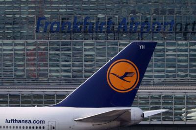 Lufthansas bestyrelse vil gå 20 procent ned i løn. (Arkivfoto)