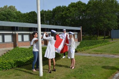 Elisabeth Egholm Jacobsen her med årets student i 2019. Hun glæder sig at starte op efter sommerferien med tre nye 1. g klasser. Foto: Laila Kempel