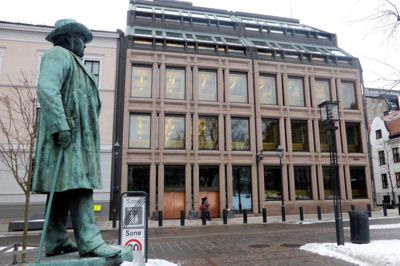 Norges Bank - Centralbanken i Oslo. Indenfor overvejer banken, om den skal starte opkøb af norske kroner for at rette op på det dramatiske kursfald, kronen har oplevet de seneste dage.