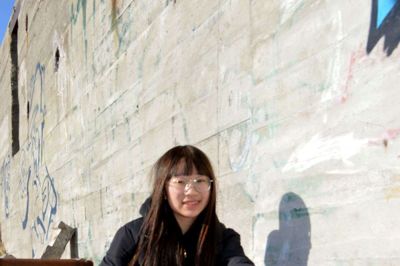 Janet Chin Tang på besøg ved en bunker ved Skagen. Foto: Laila Kempel