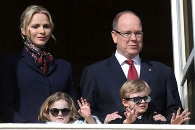 Fyrst Albert II af Monaco sammen med sin hustru, fyrstinde Charlene, og parrets to børn på paladsets balkon under et arrangement tidligere på året.