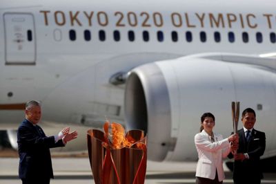 De tidligere japanske OL-vindere Saori Yoshida og Tadahiro Nomura hentede flammen fra flyet.