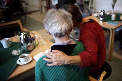 I næsten fem uger har familier ikke måttet besøge deres ældre familiemedlemmer på plejehjem på grund af fare for smitte med coronavirusset. (Arkivfoto)