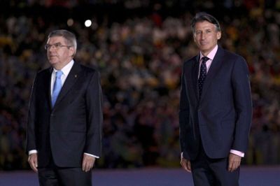 IAAF-formand Sebastian Coe (til højre) har sendt et brev til IOC-formand Thomas Bach (til venstre), hvor han beder om at udskyde sommer-OL. (Arkivfoto).