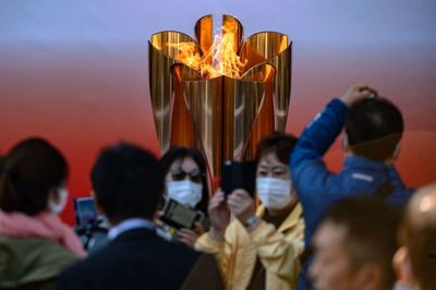 Den olympiske flamme er ankommet til Japan, hvor den i weekenden har stået fremme.