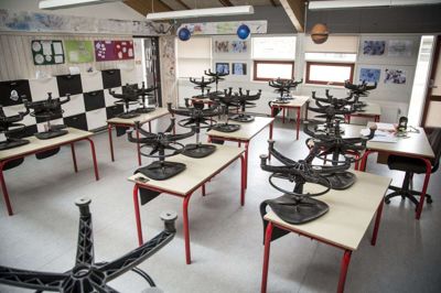 Tomme lokaler på skolen Rantzausminde i Svendborg den 16. marts. Sådan kommer der sandsynligvis til at se ud på skoler i hele landet indtil efter sommerferien, vurderer to professorer.