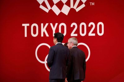 Billedet af Shinzo Abe og Thomas Bach er taget sidste år. Tirsdag talte de i telefon sammen.