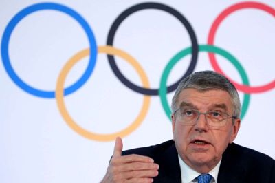 IOC-præsident Thomas Bach bekræfter, at sommer-OL for første gang nogensinde bliver udsat. Det skyldes udbruddet af coronavirus.