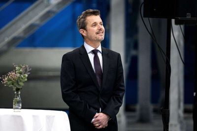 Kronprins Frederik kalder det "en tung og historisk beslutning" at udskyde OL til næste år.