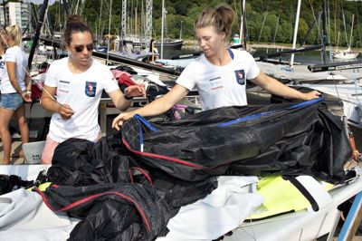 49erFX-sejlerne Ida Marie Baad og Marie Thusgaard skaffede en OL-billet i bådklassen tidligere i år. Men spørgsmålet er, om de kan garanteres en plads ved legene, efter at OL i Tokyo er udskudt fra 2020 til 2021. (Arkivfoto)