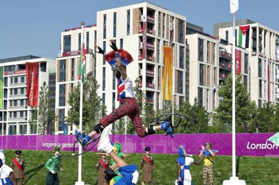 I baggrunden ses den olympiske by under OL i London. I midten er det lejlighederne til de danske atleter.