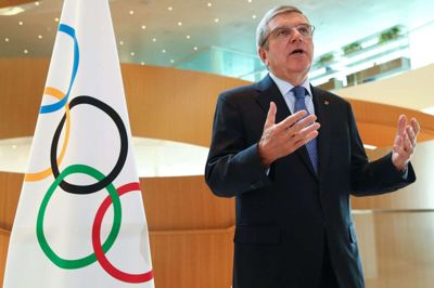 IOC-præsident Thomas Bach vil inden for fire uger finde ud af, hvornår de udskudte olympiske sommerlege skal afvikles i 2021.