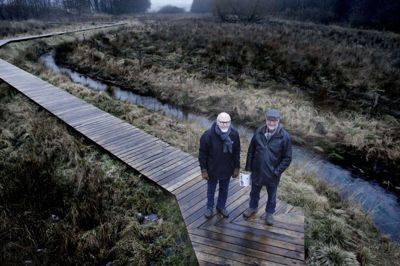 Bording Lokalråd har siden oprettelsen ydet en stor indsats for byen. Rådet består af en fast bestyrelse med fire underudvalg, som tager sig af en lang række forskellige opgaver. Udvalgene får meget ofte hjælp til planlægning og regulært fysisk arbejde fra frivillige borgere i byen. Da Ikast-Brande Kommune besluttede at genslynge Bodholt Bæk og Bording Å, var Natur- og Fritidsudvalget hurtige til at se muligheder for at etablere et netværk af stier, hvilket blandt andet har ført til etableringen af en gangbro gennem sumpede arealer. På billedet ses Sven Odgaard og Evald Asp Sørensen, der er blandt de lokale borgere, som har lagt hundredvis af timers arbejde i at skabe nye stier og andre faciliteter i og omkring byen. Foto: Henrik Ole Jensen