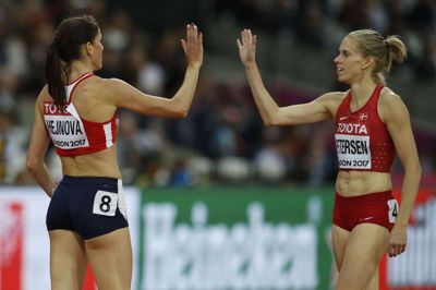 Den danske hækkeløber Sara Slott Petersen (til højre) er en af de 12 danske atleter, der allerede er udtaget med navn til OL i Tokyo.