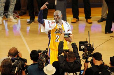 Los Angeles Lakers-stjernen Kobe Bryant talte til publikum i forbindelse med sin sidste kamp i Staples Center 13. april 2016. Han havde et håndklæde over skuldrene, som nu er solgt for næsten en kvart million danske kroner.