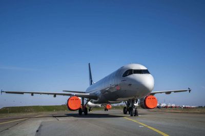 I Københavns lufthavn står en lang række af fly parkeret under coronakrisen. Nu er EU-forordning ændret, så selskaberne ikke skal frygte at miste deres slottider.